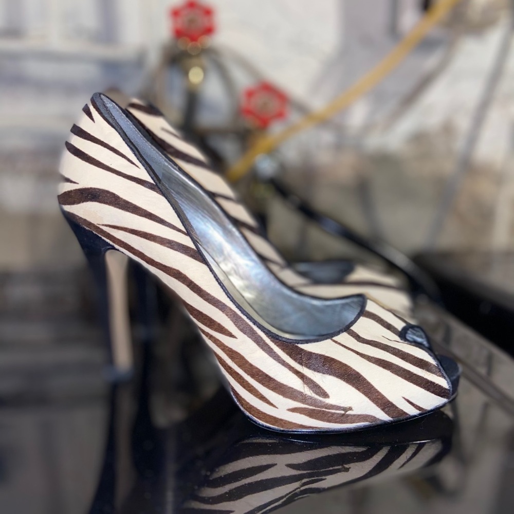 super cute guess zebra shoes
